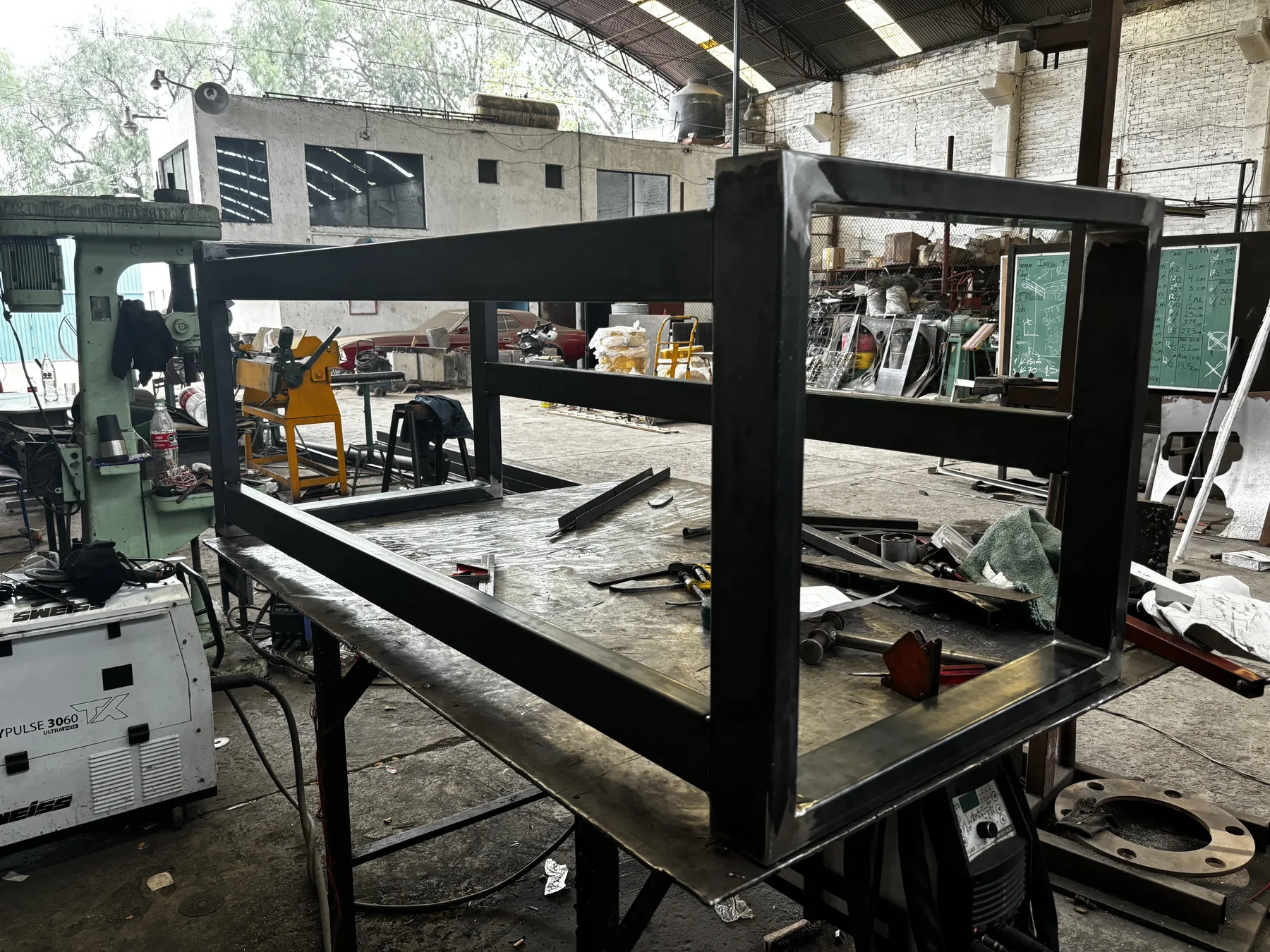 Bastidor metálico de gran formato durante su proceso de armado y soldadura.